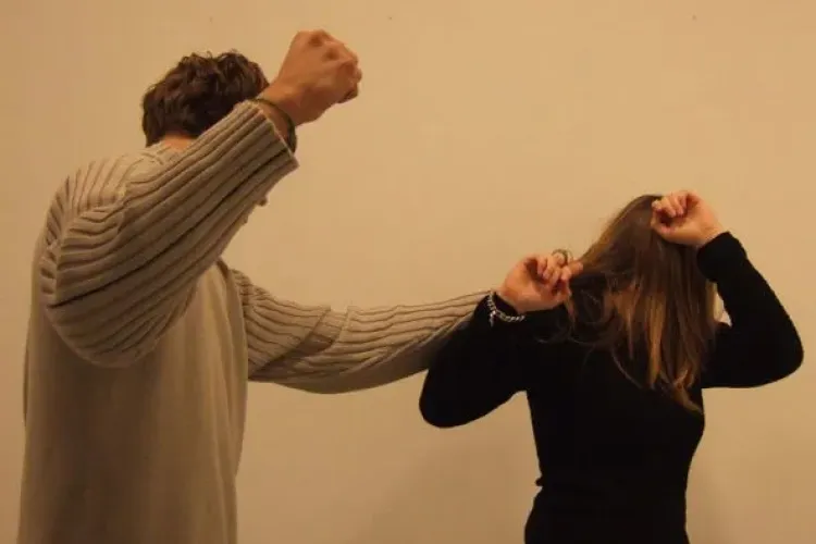 CLUJ: Scandalagiu la aproape 70 de ani! Un bărbat a fost ”săltat” de polițiști după ce și-a bătut soția