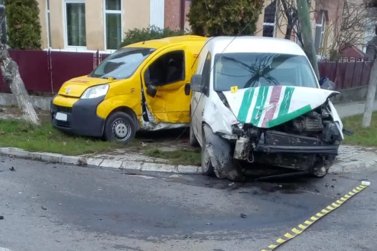 Accident cu trei victime într-o intersecție din Dej! Un pieton a fost lovit chiar pe trotuar FOTO