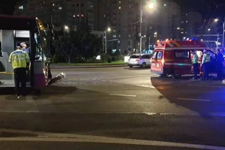 Autobuz acroșat în Piața Mărăști. Șoferul a fugit    