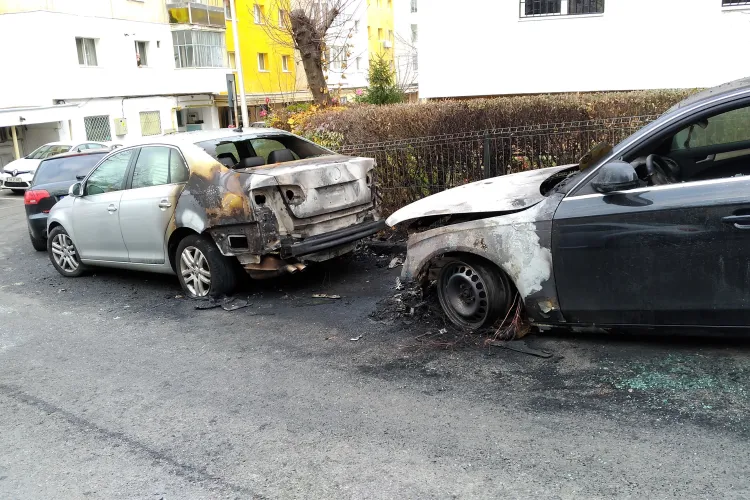 Suspiciuni? Două mașini au luat foc pe strada Luceafărului, din Zorilor - FOTO