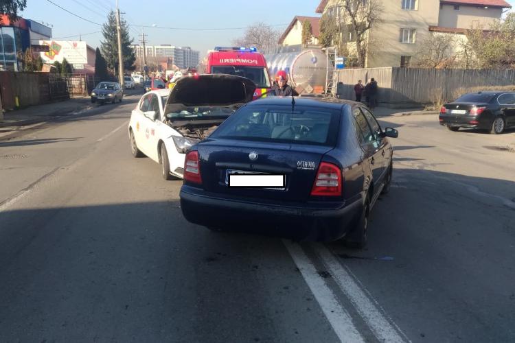 Accident între un taxi și un autoturism, într-o intersecție din Mărăști. Două persoane au fost rănite FOTO