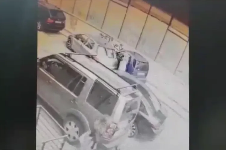 VIDEO - O femeie lovește o mașină parcată lângă Central, în inima Clujului, și fuge! Ghinion! Totul a fost filmat