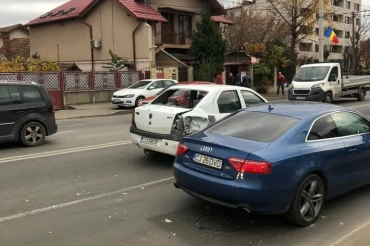 Accident grav pe strada Fabricii! Un șofer a rupt un stâlp de electricitate FOTO