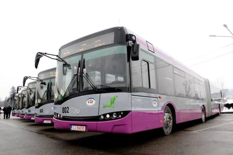 Pensionarii din Florești primesc legitimații gratuite de transport în comun