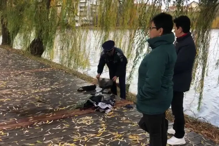 Femeie de 74 de ani salvată din lacul de la Iulius Mall - VIDEO