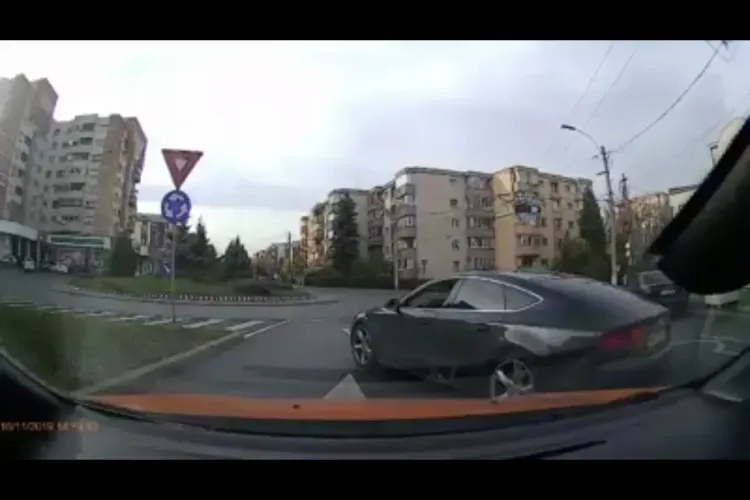 Șofer cocalar ce merită să fie pieton! Semne obscen, șicanare și folosirea benzii dedicate - VIDEO