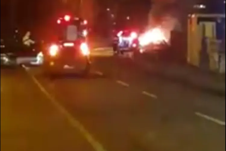 Un șofer a suferit infarct pe strada Sfântul Ion din Făget. Mașina a luat foc - VIDEO