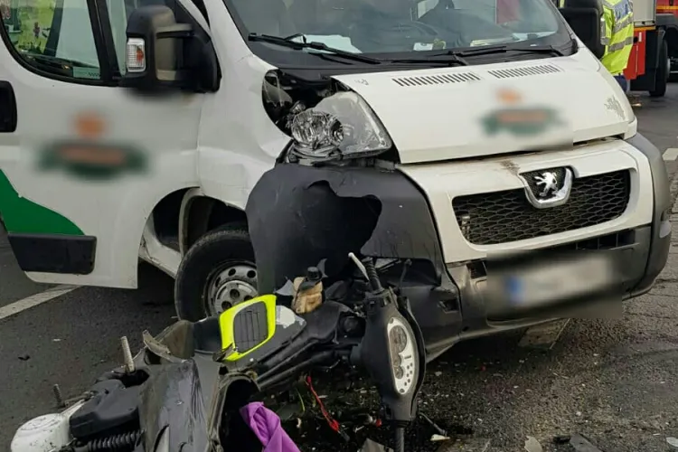 Accident pe strada Avram Iancu, din Florești, între un motoscuter și o autoutilitară - FOTO