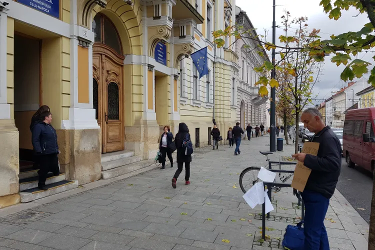 Un clujean face greva foamei de 11 zile. Protestează și în fața Primăriei. L-au amendat pentru că luptă cu neregulile - VIDEO