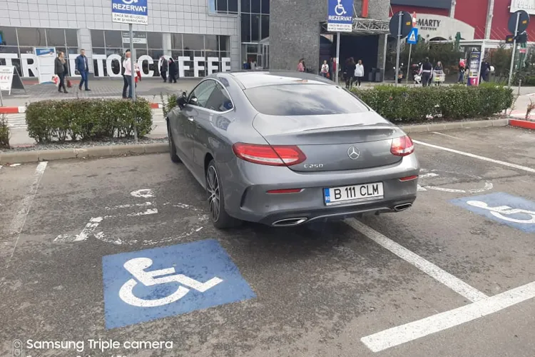 Parcare nesimțită la Vivo! Șofer cu ”dublu handicap”, arătat cu degetul de clujeni - FOTO
