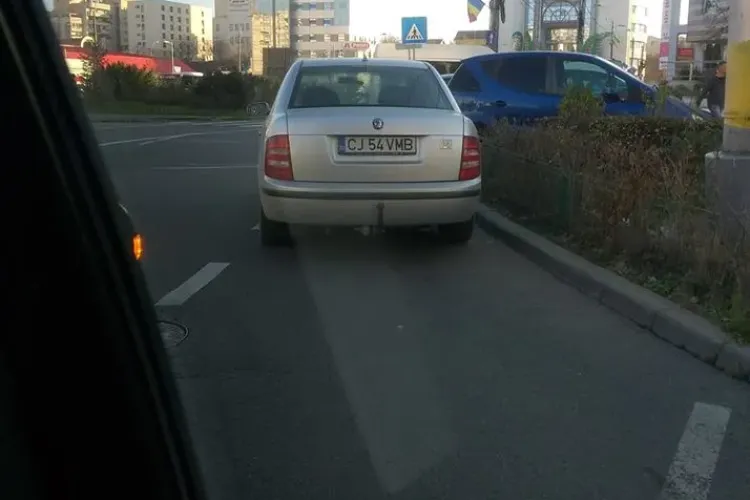 Tupeu maxim! Și-a parcat mașina în sensul giratoriu din Mărăști - FOTO