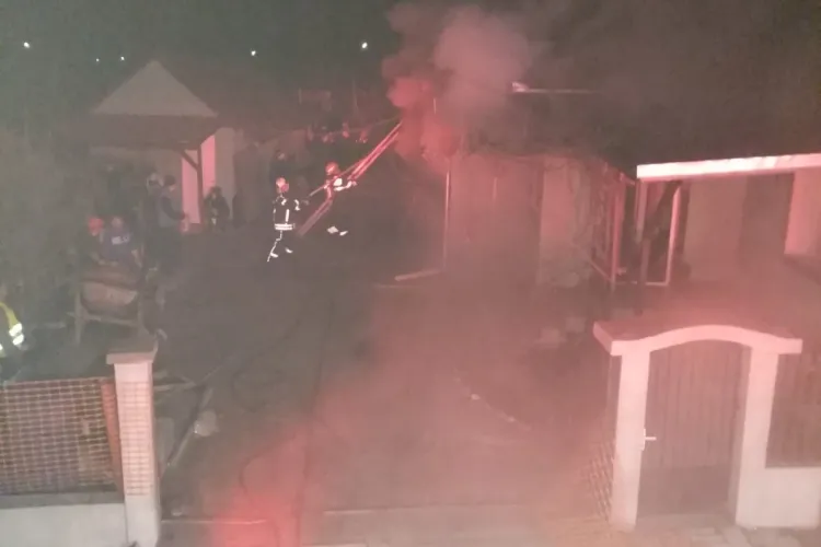 O casă a ars în Bonțida. Focul ar fi pornit de la centrala pe lemne - FOTO