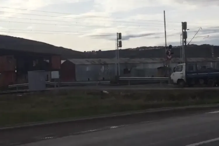 Bariera de la calea ferată din Apahida este un pericol public. Culmea e că e NOUĂ - VIDEO