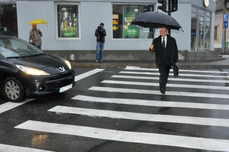 Boc continuă să meargă pe jos la locul de muncă: M-a prins ploaia, pentru că mă uit pe telefon