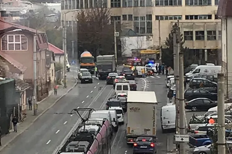 Pieton lovit în urma unui accident rutier, pe Oașului! Liniile de tramvai sunt blocate FOTO