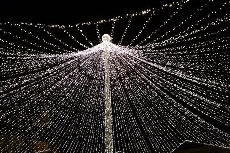 S-au aprins luminile la Târgul de Crăciun din Piața Unirii - VIDEO   