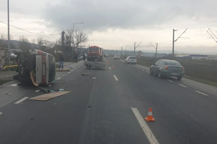 Accident spectaculos la Cluj. Au eșuat în șanțul colector - FOTO