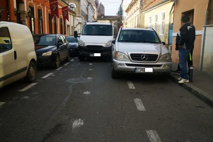 În Cluj-Napoca au fost trasate parcări pentru pigmei - FOTO explicită