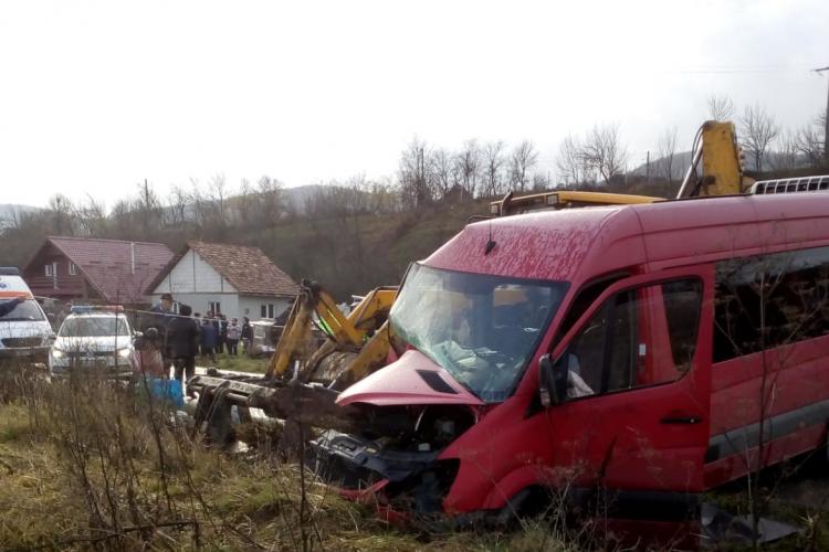 Accident între un autobuz și un excavator pe un drum din Cluj! Trei persoane au fost rănite FOTO