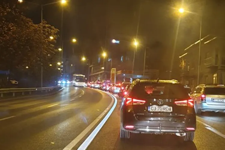 Sute de taximetriști au blocat traficul, joi seara, pe Calea Turzii. Cer mărirea tarifelor și ARUNCĂ amenințări - VIDEO