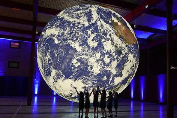 Pământul suspendat poate fi văzut la The Office, în Mărăști - FOTO