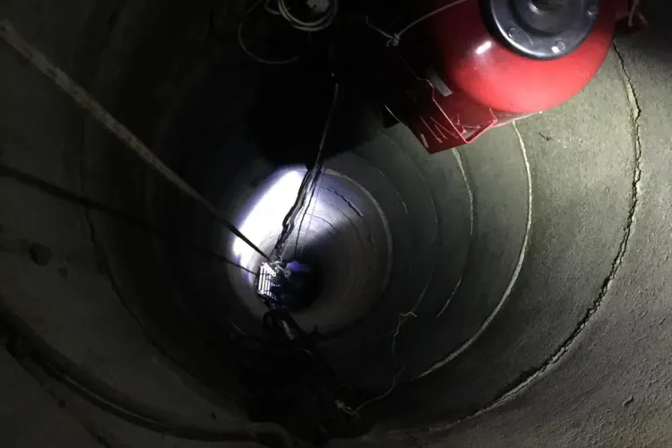 Clujean căzut în fântână salvat de pompieri de la moarte sigură. Intervenție dramatica in Cluj-Napoca - FOTO