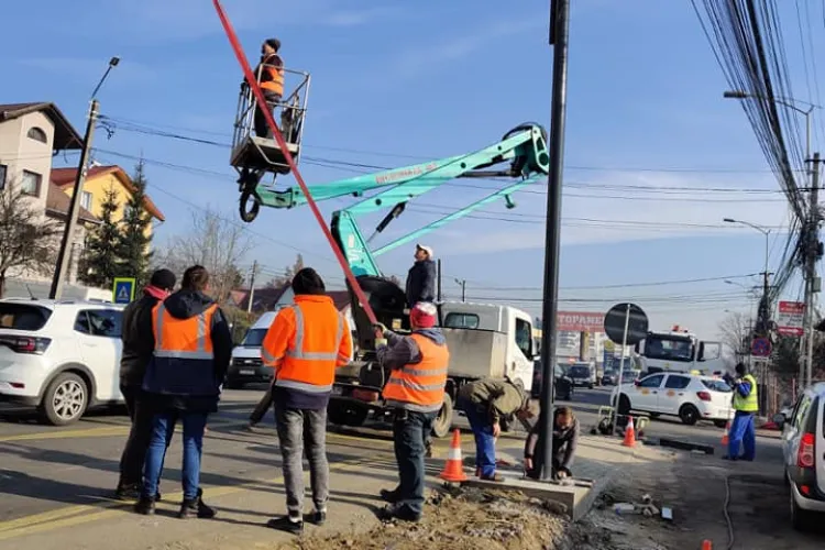 Se montează semafoare în zona Petrom, din Baciu. Primăria reconfigurează și benzile de circulație FOTO