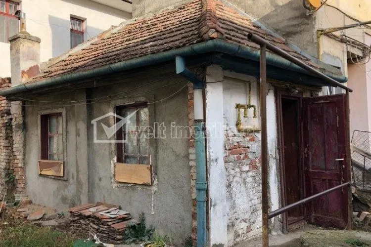Superbă ”garsonieră” de vânzare în centrul Clujului. Singura problemă e că necesită renovare - FOTO   