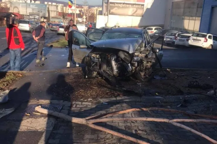 Un șofer și făcut mașina PRAF într-un accident pe Frunzișului. O persoana a ajuns la spital FOTO