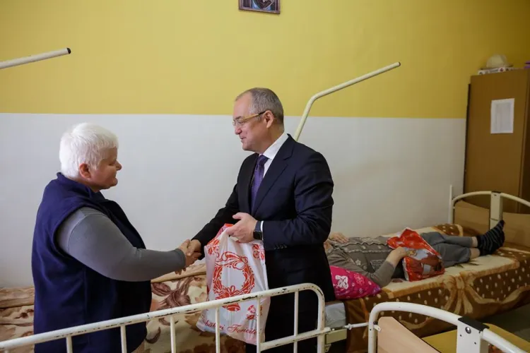 Boc le-a dus cadouri bătrânilor de la Centrul de îngrijire pentru vârstnici: Dacă puteți face un bine, să îl faceți FOTO