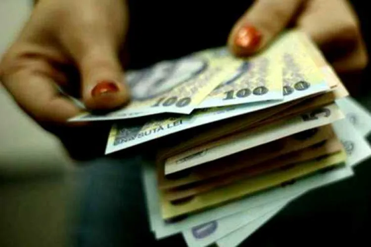 Proiect: Pensionarii nu vor mai putea cumula pensia și salariul de la stat. Smecheria e că ”beneficiază de pensie, după care se angajează la stat”