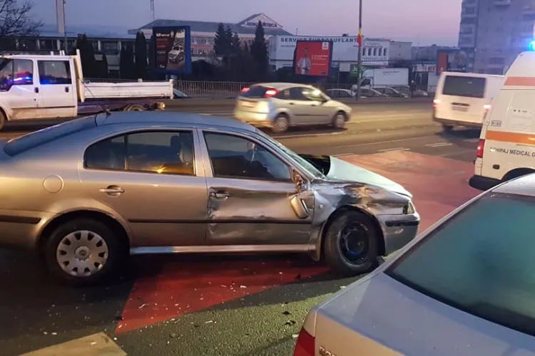 Accident cu victime pe Calea Florești. Un șofer de 71 de ani a intrat cu mașina într-un autobuz FOTO