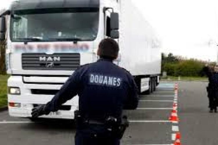 Șofer român de TIR, amendat cu peste 2 milioane de euro în Franţa