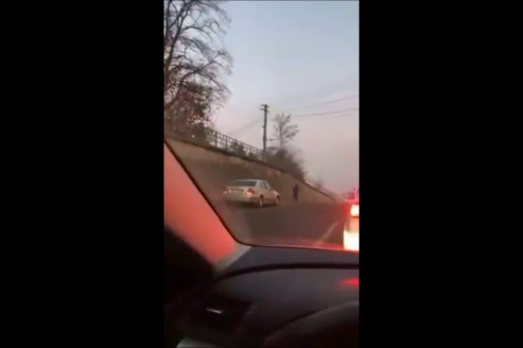 Cocalar de Cluj trece pe trotuar pentru a evita coloana de pe Tăietura Turcului - VIDEO
