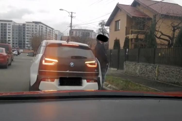 Cluj:  Bărbat surprins urinând pe stradă. S-a dat jos din mașină și și-a făcut nevoile lângă ușă FOTO 