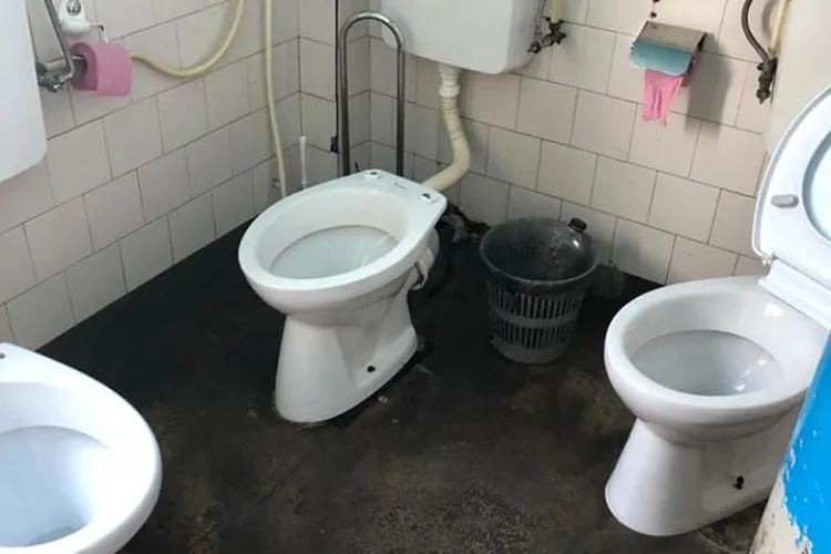 BĂTAIE MAXIMĂ DE JOC! Trei WC -uri în aceeași baie, într-un spital de femei din Cluj - FOTO