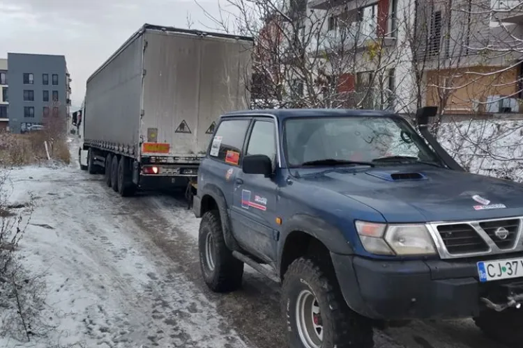 Camion blocat pe o stradă din Cluj, salvat de voluntarii de la CERT FOTO/VIDEO