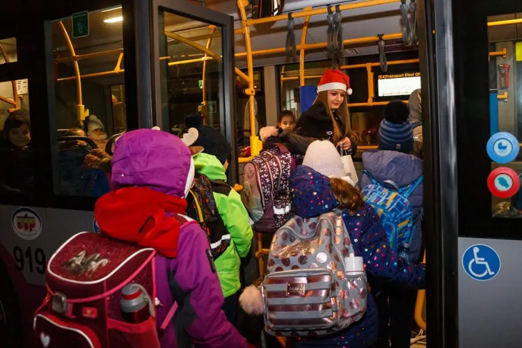 CLUJ: Elevii din autobuzele școlare au primit dulciuri de la Poliția Locală