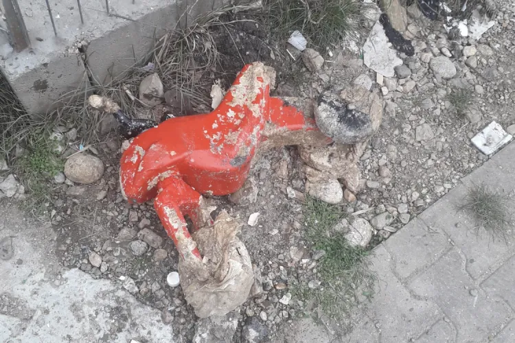 Motocicletă de copii găsită în canalizarea din comuna Florești - FOTO 