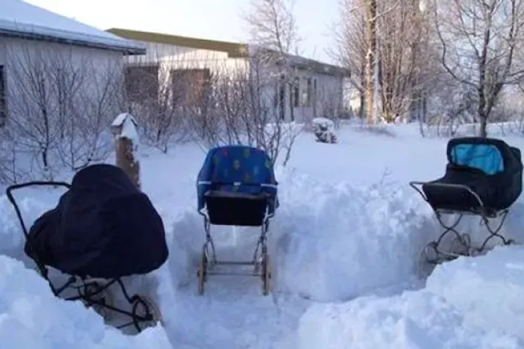 Un bebeluș a murit înghețat, după ce a fost lăsat ”să doarmă la aer curat” pe balcon