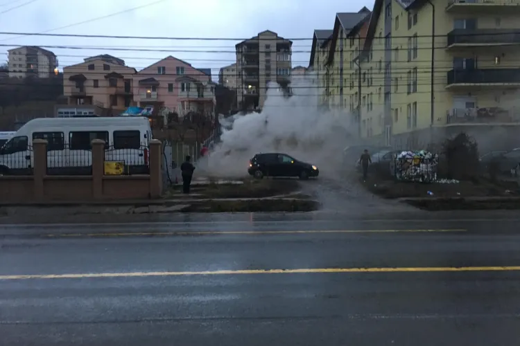 Autoturism ars complet de flăcări, pe Calea Baciului FOTO/VIDEO