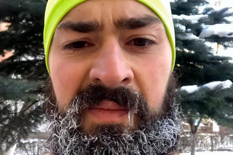 Cine este alegătorul surprins la bustul gol prin Cluj-Napoca - FOTO