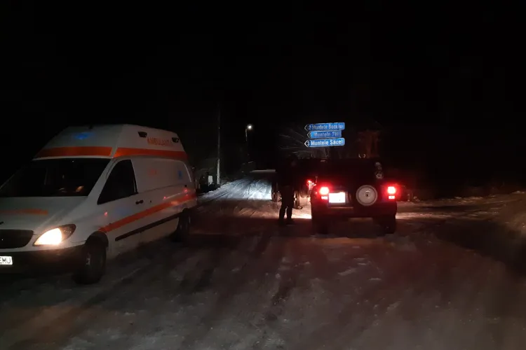 CERT Rescue au salvat echipajul înzăpezit al unei ambulanțe din Cluj și o pacientă pe Muntele Bocului - FOTO și VIDEO