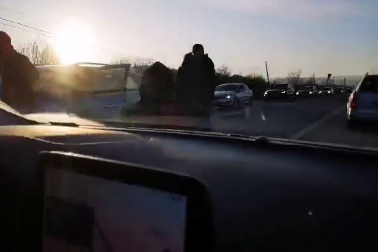 Șofer salvat în Gilău de alți conducători auto. I s-a făcut rău la volan - VIDEO