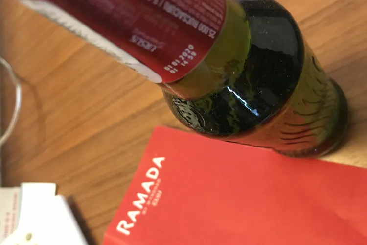 Vacanță ”de neuitat” la Ramada Cluj: Produse expirate în frigider. ”Păcat! Clujul e un oraș frumos!” - FOTO