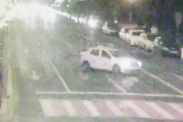 Cluj: Motociclist răsturnat în Piața Avram Iancu, după ce un taxi i-a tăiat mișelește calea - VIDEO cu momentul impactului