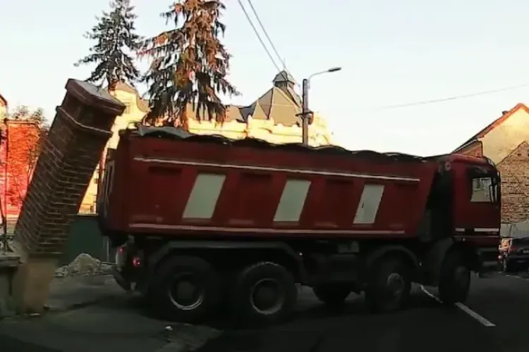 Pieton la un pas de moarte pe o stradă din Cluj. Ce riscă şoferul camionului - VIDEO