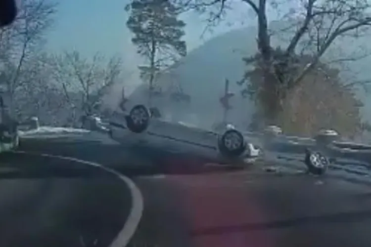 BMW răsturnat în curbă. Tot momentul a fost filmat de un alt șofer - VIDEO