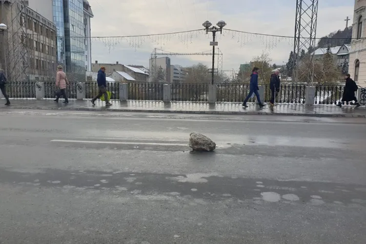 ”Ghețar” pe podul Horea, din Cluj-Napoca. Atenție la mașini - FOTO FUNNY