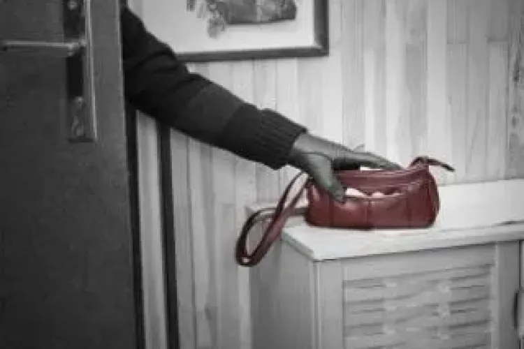 Hoațe reținute de polițiști după ce i-au luat banii din casă unui clujean. Deja părăsiseră județul